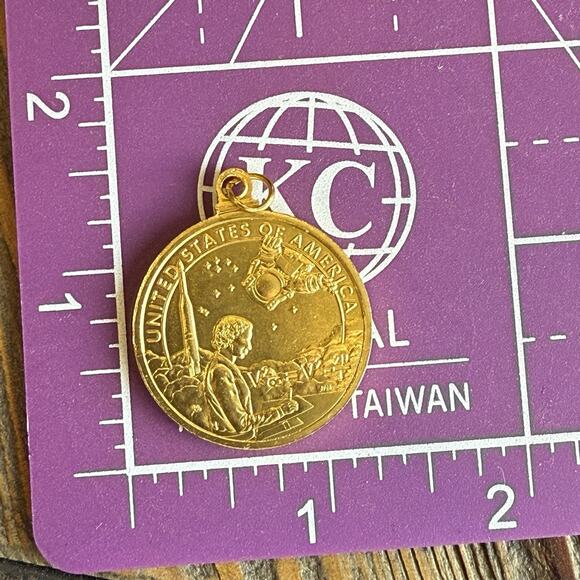 Vintage Replica Sacagawea Dollar Pendant Gold Tone - Picture 6 of 6